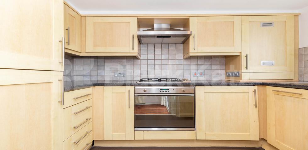 Stunning modern split level 3 bed with a private roof terrace in camden square Stratford Villas, Camden Square